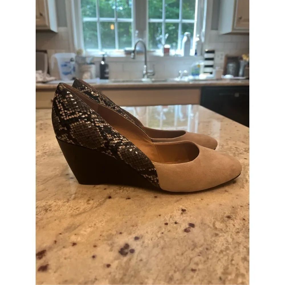 Tahari Tan Suede & Snake Wedge Shoe sz 9 NWOT (flaw)